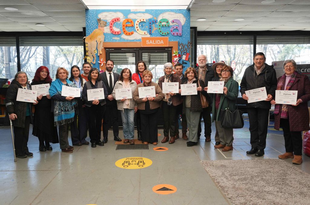 Personas mayores participando en el laboratorio de escritura autobiográfica en Temuco