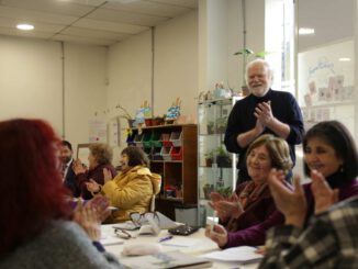 Personas mayores participando en el laboratorio de escritura autobiográfica en Temuco