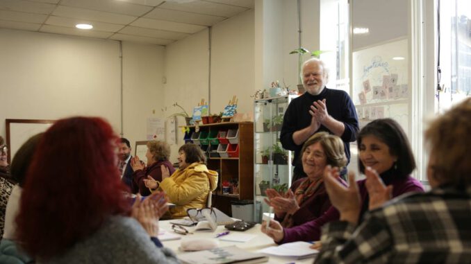 Personas mayores participando en el laboratorio de escritura autobiográfica en Temuco