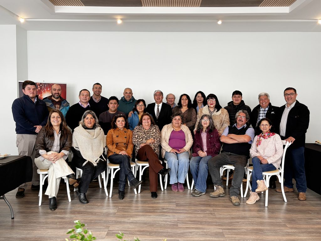 Apicultores participando en el lanzamiento del programa de difusión tecnológica apícola en La Araucanía
