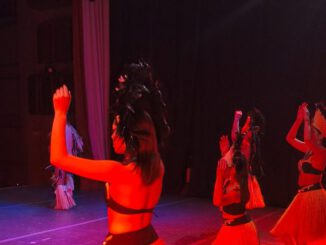 Presentación de elencos folclóricos en el escenario del Centro Cultural de Lautaro durante el festival La Magia de Danzar