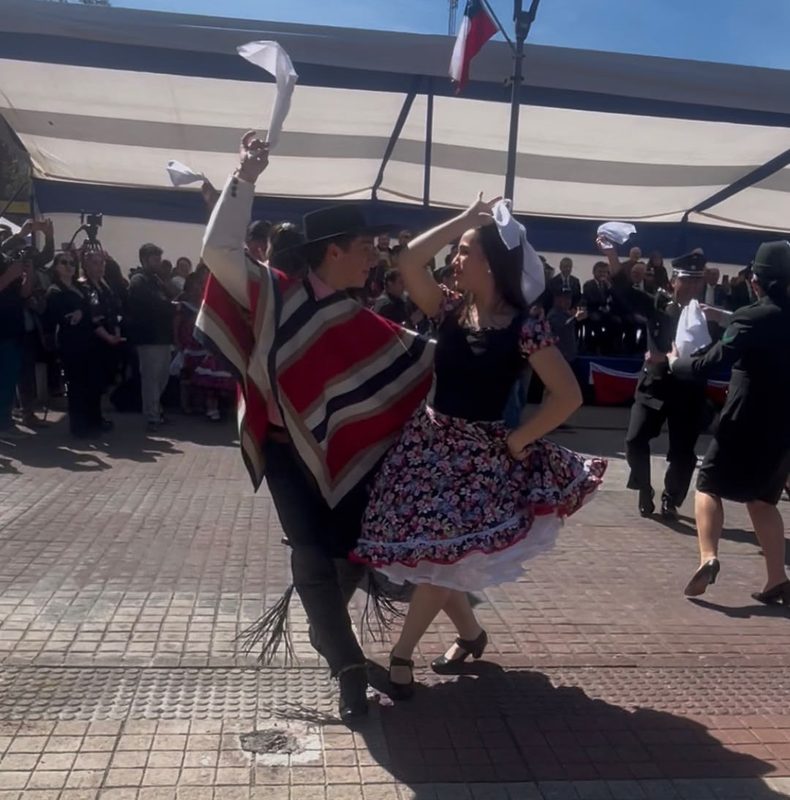 Estudiantes y docentes del Liceo Bicentenario Alexander Graham Bell participando en una jornada de cuecas por su 120 aniversario