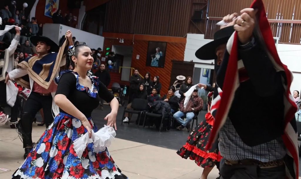 Estudiantes y docentes del Liceo Bicentenario Alexander Graham Bell participando en una jornada de cuecas por su 120 aniversario