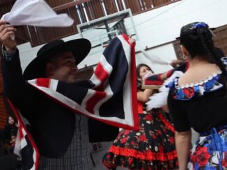 Estudiantes y docentes del Liceo Bicentenario Alexander Graham Bell participando en una jornada de cuecas por su 120 aniversario