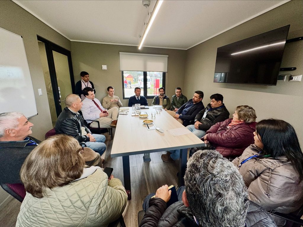 Reunion de autoridades comunales y vecinos por proyectos de agua potable rural en Loncoche