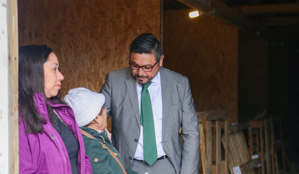 Entrega de sacos de alimento y avena a agricultores locales por parte de la municipalidad de Loncoche