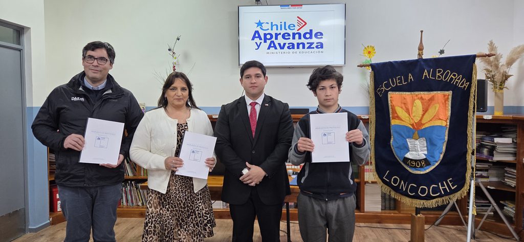 Autoridades y comunidad educativa reunidos en Loncoche para la prevención del suicidio escolar