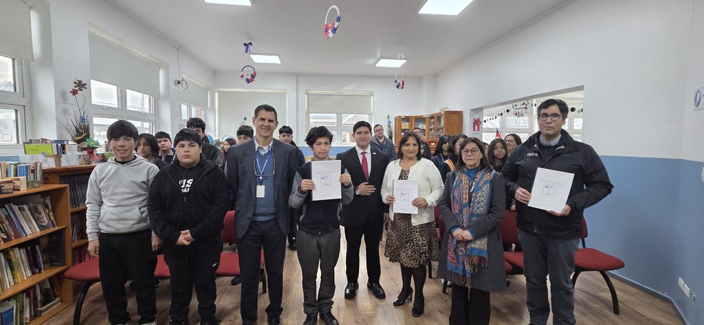 Autoridades y comunidad educativa reunidos en Loncoche para la prevención del suicidio escolar