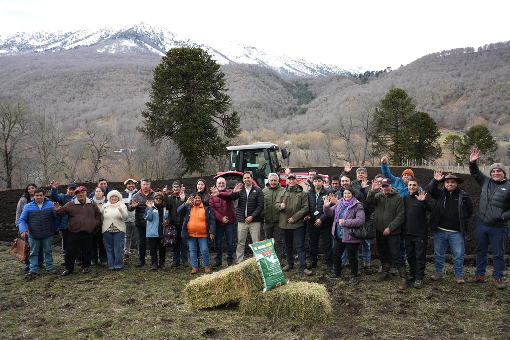 Autoridades y productores rurales participando en una jornada de siembra de alfalfa en el sector de Ranquil, Lonquimay.