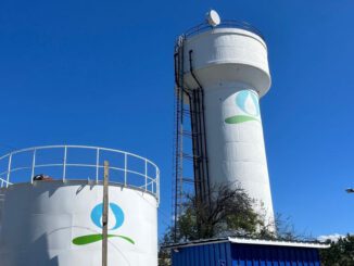 Nuevo estanque de agua potable semienterrado en la planta de producción de Lumaco para mejorar el suministro local.