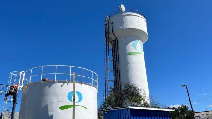 Nuevo estanque de agua potable semienterrado en la planta de producción de Lumaco para mejorar el suministro local.