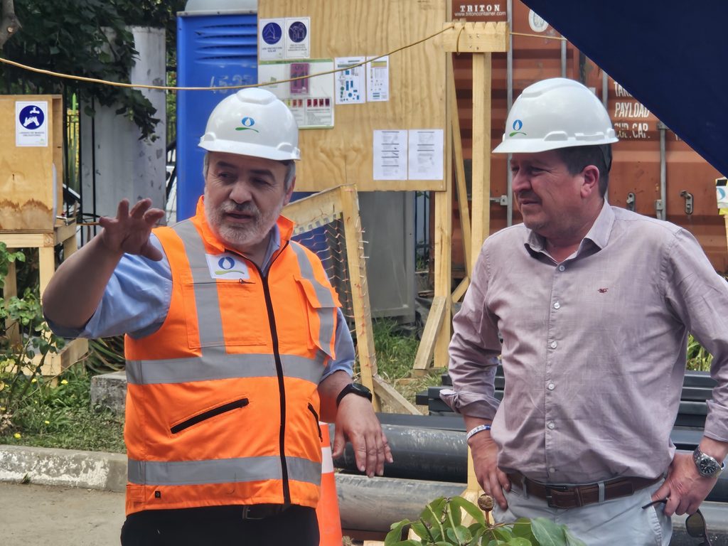 Nuevo estanque de agua potable semienterrado en la planta de producción de Lumaco para mejorar el suministro local.