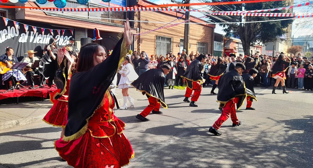 Estudiantes bailando cueca en la actividad Pañuelos al Viento en las calles de Temuco