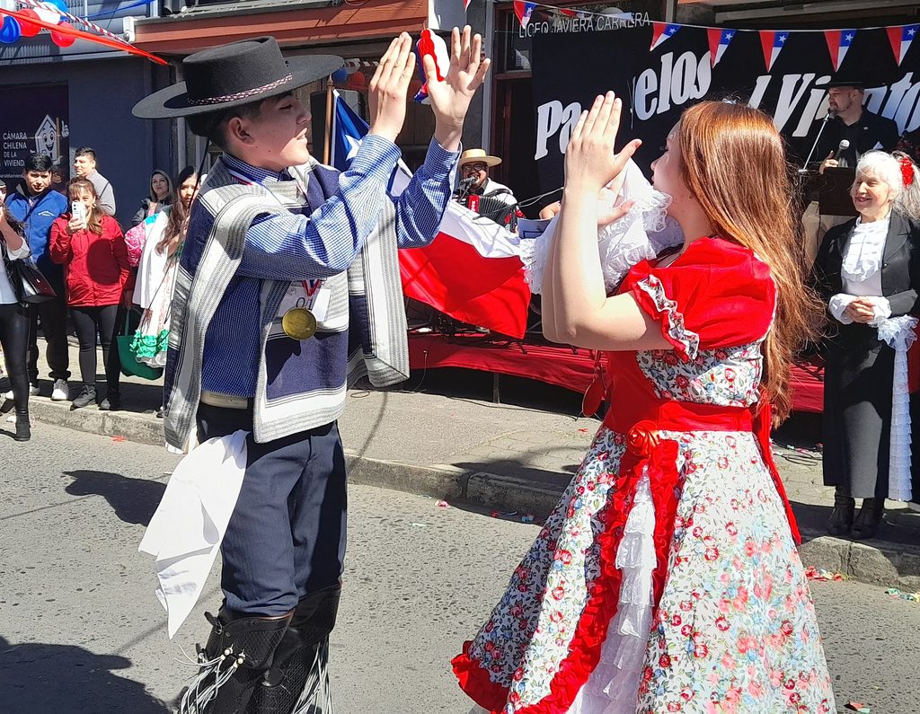 Estudiantes bailando cueca en la actividad Pañuelos al Viento en las calles de Temuco