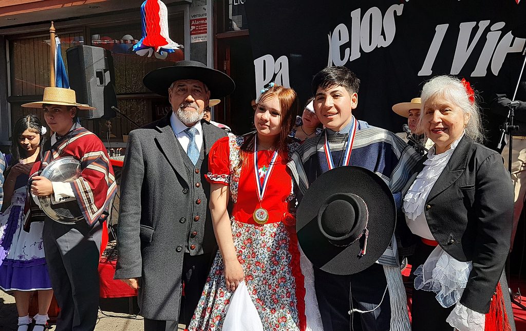 Estudiantes bailando cueca en la actividad Pañuelos al Viento en las calles de Temuco