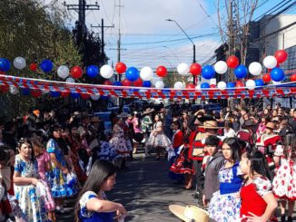 Estudiantes bailando cueca en la actividad Pañuelos al Viento en las calles de Temuco