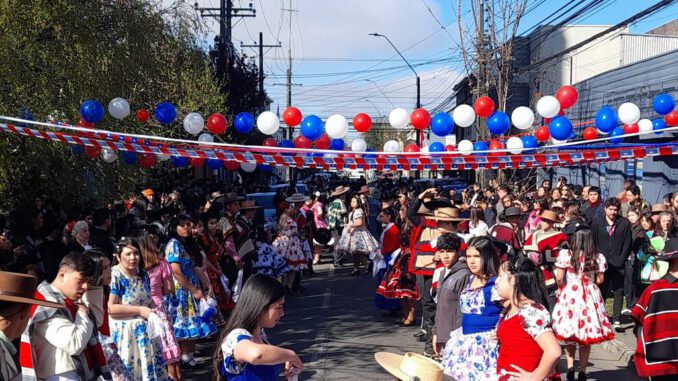 Estudiantes bailando cueca en la actividad Pañuelos al Viento en las calles de Temuco