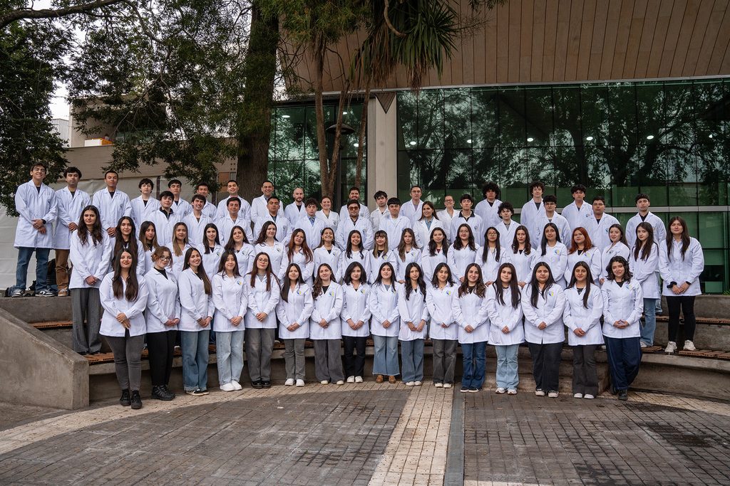 Estudiantes y autoridades de la carrera de Medicina de la Universidad Católica de Temuco celebrando su primera acreditación