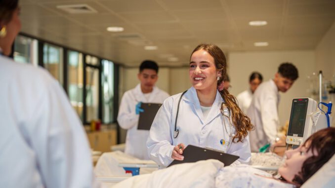Estudiantes y autoridades de la carrera de Medicina de la Universidad Católica de Temuco celebrando su primera acreditación
