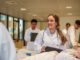 Estudiantes y autoridades de la carrera de Medicina de la Universidad Católica de Temuco celebrando su primera acreditación