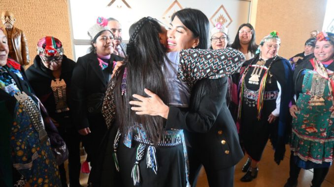 La ministra Ximena Lincolao participando en un encuentro con mujeres mapuche en la comuna de Lautaro