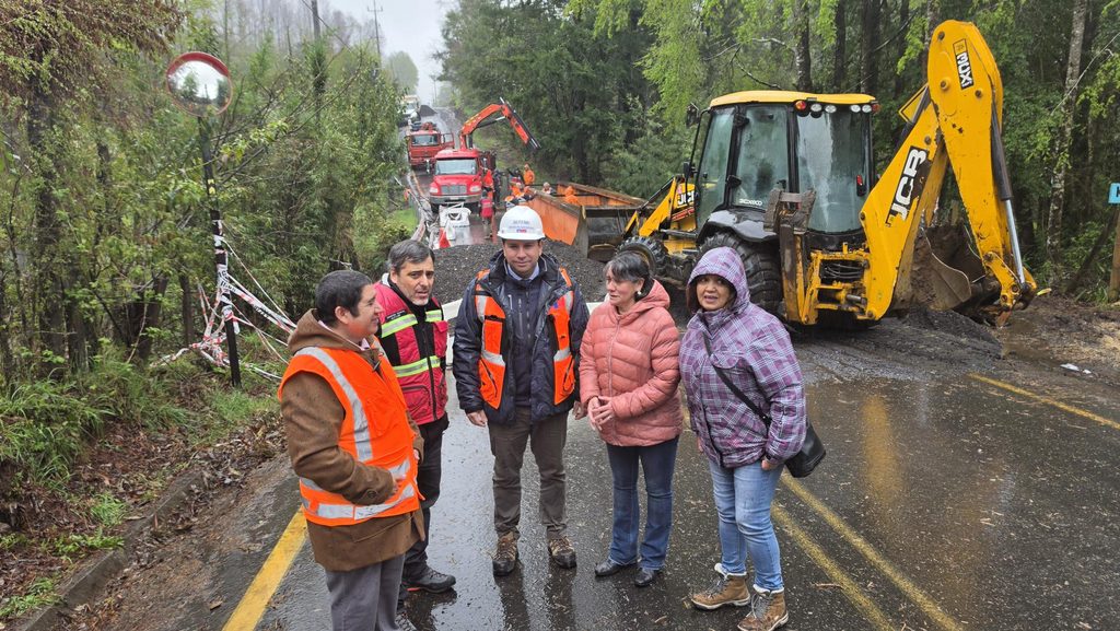 Trabajos de construcción de puente provisorio en Segunda Faja El Volcán por el MOP