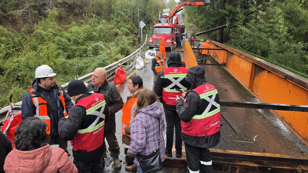 Trabajos de construcción de puente provisorio en Segunda Faja El Volcán por el MOP
