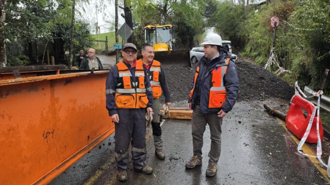 Trabajos de construcción de puente provisorio en Segunda Faja El Volcán por el MOP