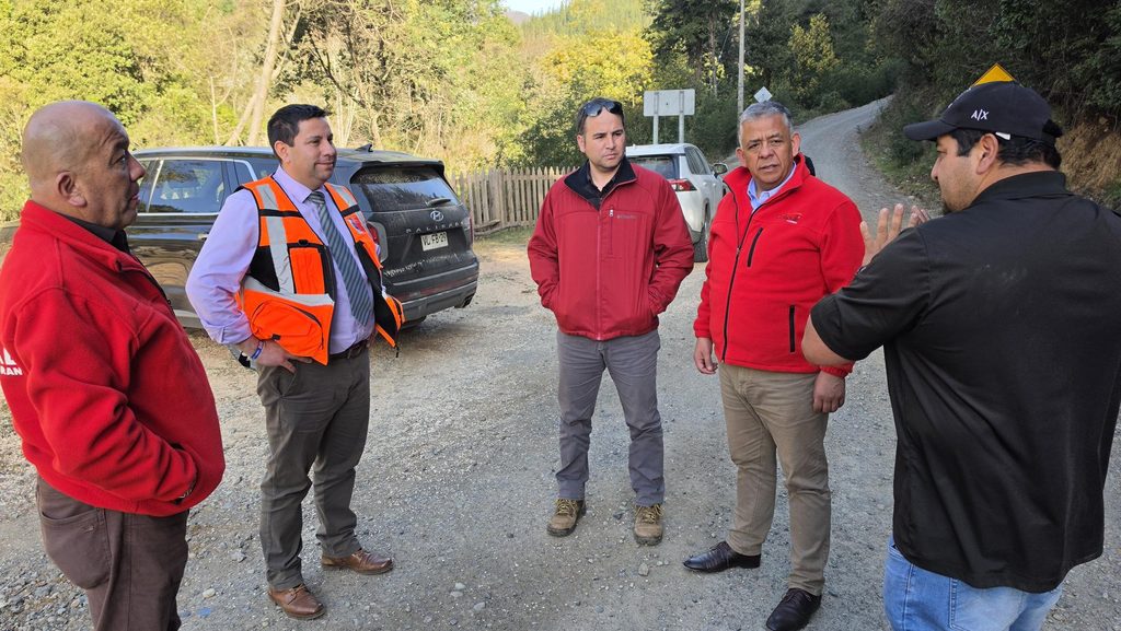 Maquinaria trabajando en la mejora de caminos rurales bajo el contrato de conservación global del MOP en Malleco