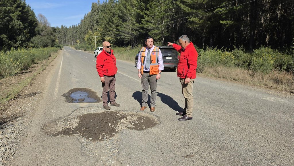 Maquinaria trabajando en la mejora de caminos rurales bajo el contrato de conservación global del MOP en Malleco