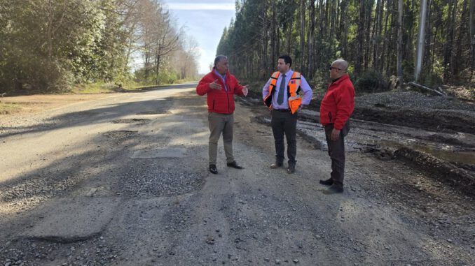 Maquinaria trabajando en la mejora de caminos rurales bajo el contrato de conservación global del MOP en Malleco