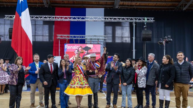 Parejas de estudiantes bailando cueca en la Muestra Regional de Cueca Escolar 2026 en Vilcún