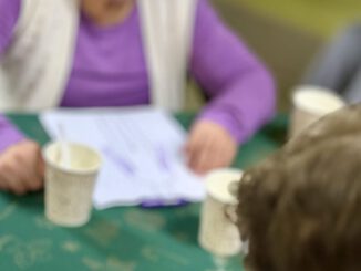 Mujeres mayores de Loncoche participando en un taller de expresión corporal para la obra Amalia, cuerpo en vuelo