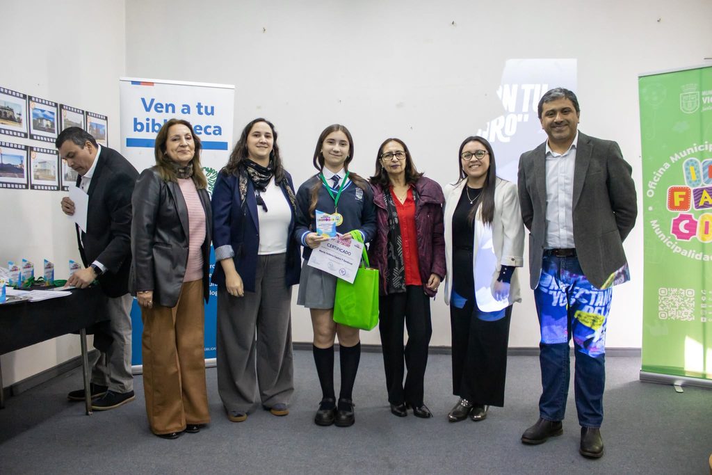 Estudiantes premiados junto a autoridades durante la ceremonia de arte y literatura en Victoria