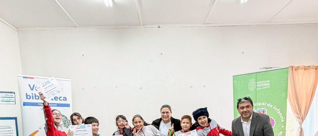 Estudiantes premiados junto a autoridades durante la ceremonia de arte y literatura en Victoria