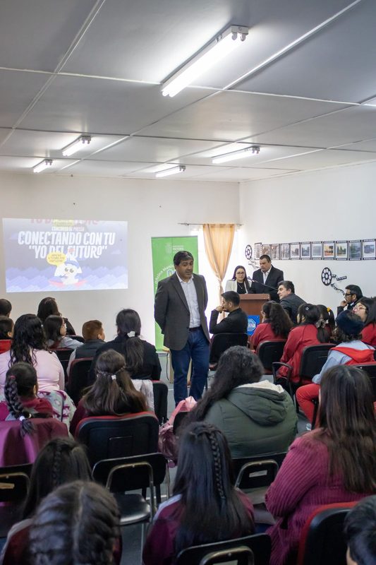 Estudiantes premiados junto a autoridades durante la ceremonia de arte y literatura en Victoria
