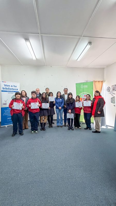 Estudiantes premiados junto a autoridades durante la ceremonia de arte y literatura en Victoria