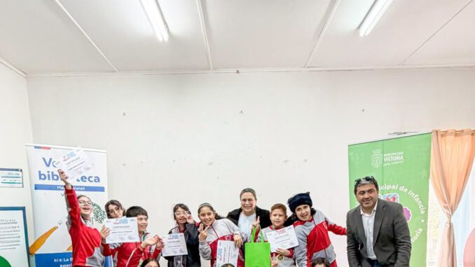Estudiantes premiados junto a autoridades durante la ceremonia de arte y literatura en Victoria