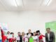 Estudiantes premiados junto a autoridades durante la ceremonia de arte y literatura en Victoria