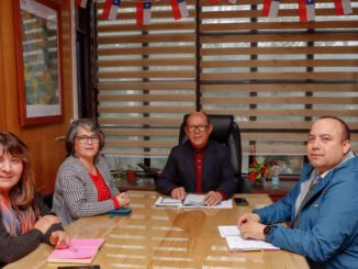 Representantes del municipio y de la Asociación de Asistentes de la Educación en reunión de trabajo en Villarrica