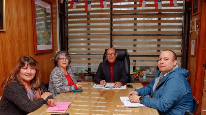 Representantes del municipio y de la Asociación de Asistentes de la Educación en reunión de trabajo en Villarrica