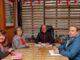 Representantes del municipio y de la Asociación de Asistentes de la Educación en reunión de trabajo en Villarrica