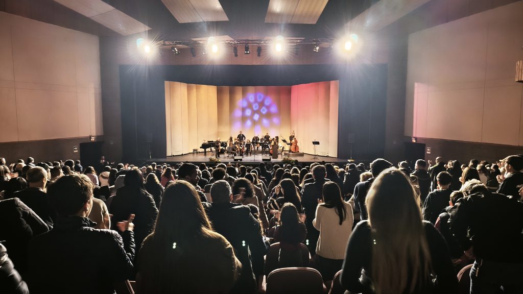 Escenario del Teatro Municipal de Temuco listo para recibir su variada cartelera cultural de octubre