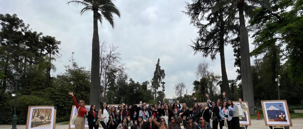 Mujeres disfrutando de un viaje por Chile gracias al programa Turismo Mujer de Sernatur.