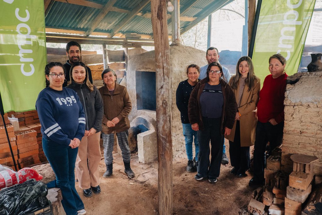 Alfareras mapuche de Piutril utilizando el nuevo horno para cocción de cerámica tradicional en Collipulli