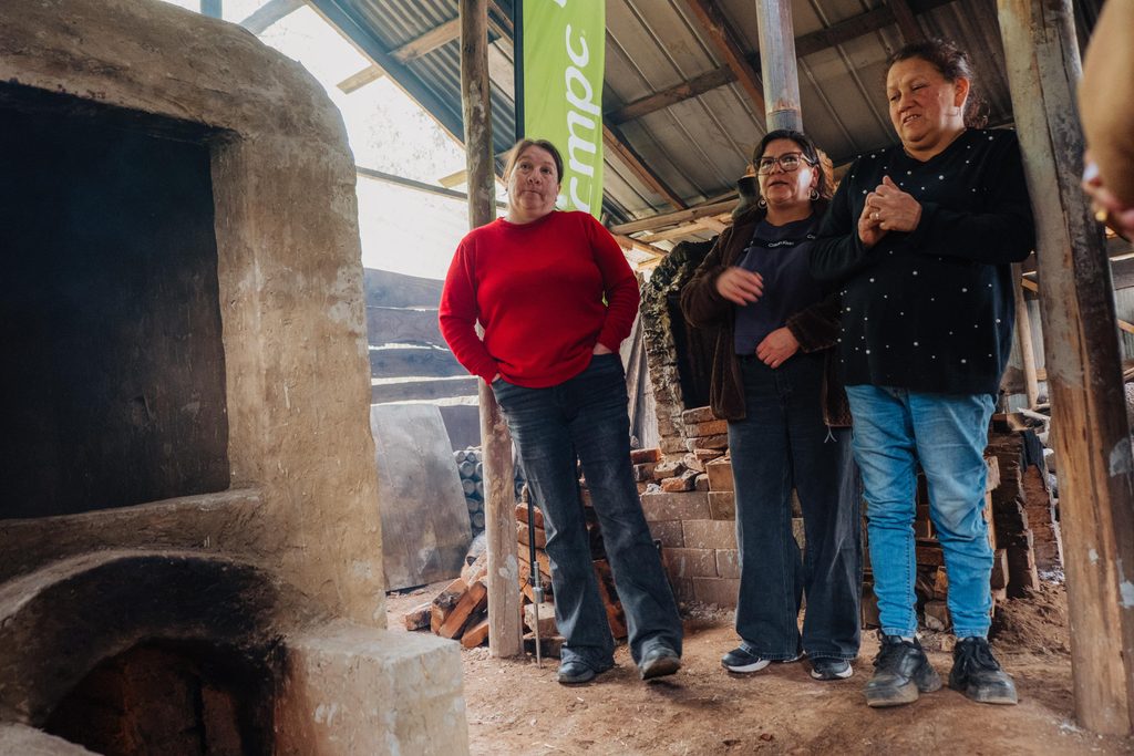 Alfareras mapuche de Piutril utilizando el nuevo horno para cocción de cerámica tradicional en Collipulli