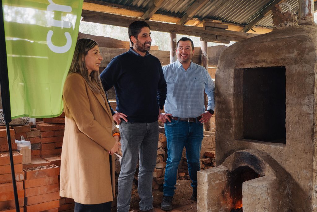 Alfareras mapuche de Piutril utilizando el nuevo horno para cocción de cerámica tradicional en Collipulli