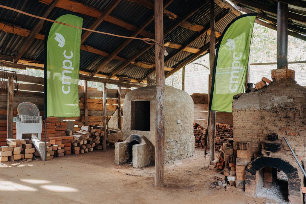 Alfareras mapuche de Piutril utilizando el nuevo horno para cocción de cerámica tradicional en Collipulli