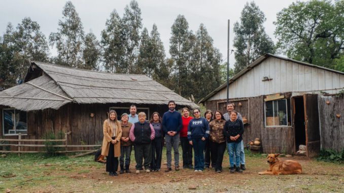 Alfareras mapuche de Piutril utilizando el nuevo horno para cocción de cerámica tradicional en Collipulli