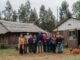 Alfareras mapuche de Piutril utilizando el nuevo horno para cocción de cerámica tradicional en Collipulli